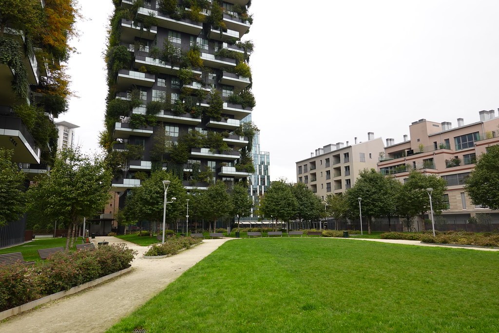 Hai tháp Bosco Verticale phủ dày tán lá xanh vào mùa hè