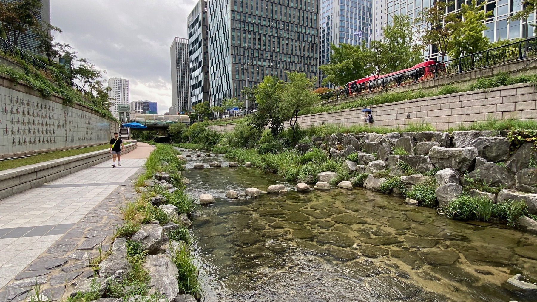 CHEONGGYECHEON — con suối 10,92 km lấy lại từ một đường cao tốc