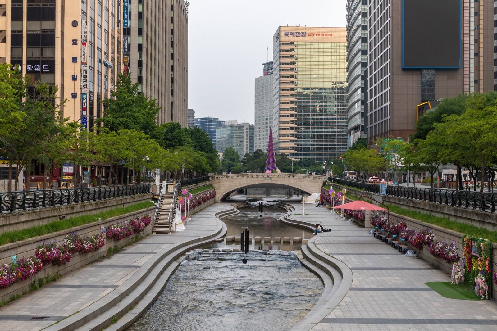 Quảng trường Cheonggye Plaza ở điểm đầu nguồn suối, có đài nước