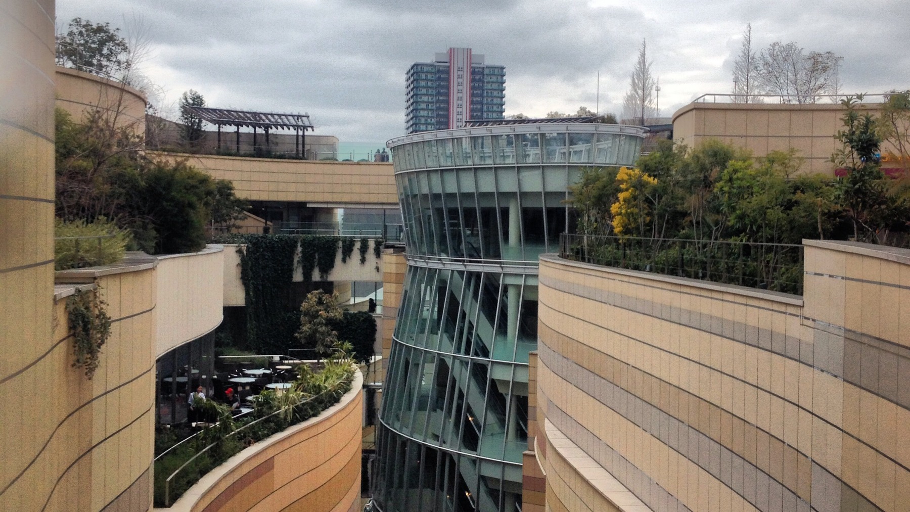 NAMBA PARKS — một sân vận động cũ hoá thành vườn dốc 8 cấp giữa lõi Osaka