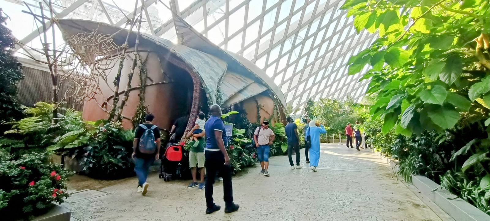 Bên trong nhà kính Flower Dome, khách đi giữa các luống hoa