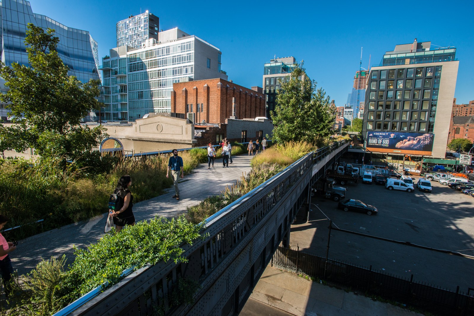 Toàn cảnh lối đi High Line trên cao giữa các dãy nhà Manhattan