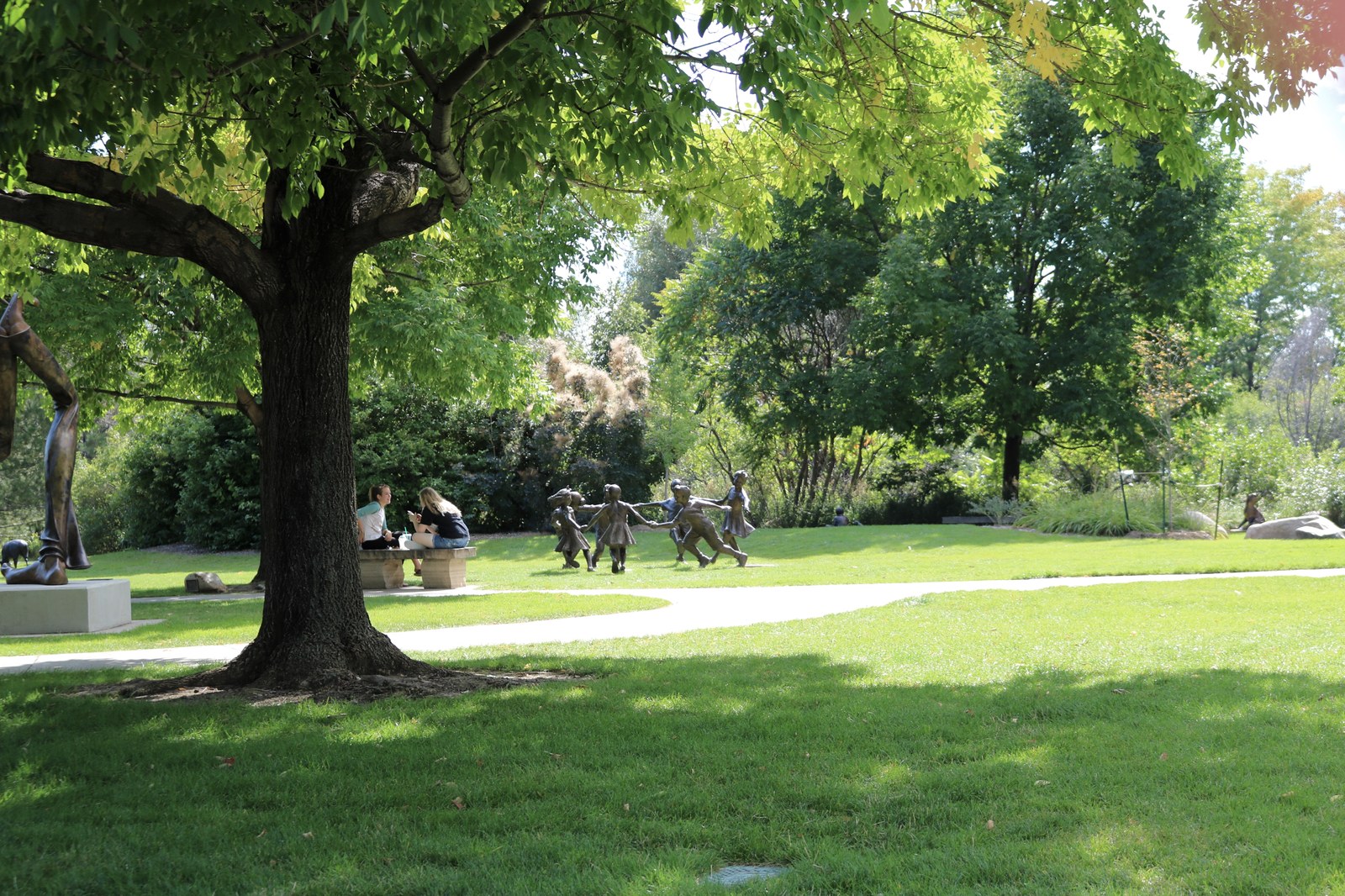 Công viên văn hóa — Vườn tượng Benson Park góc khác