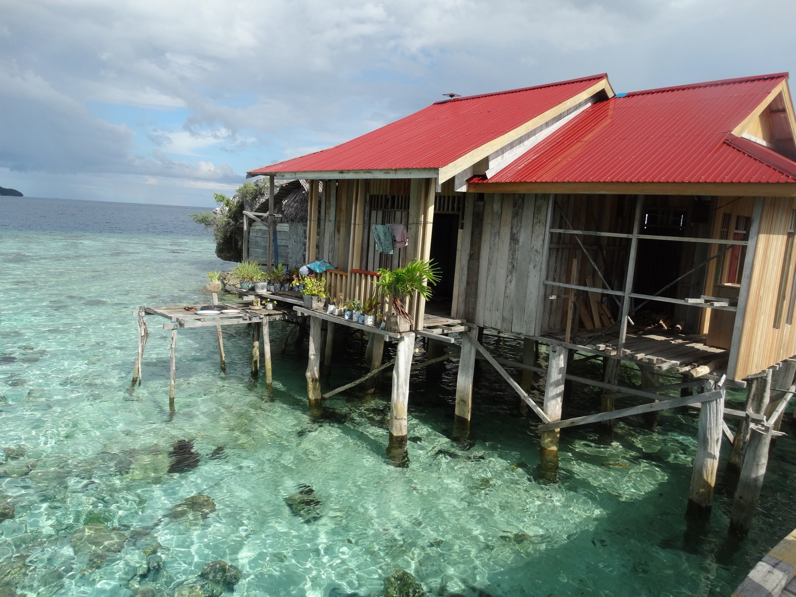 Nhà chống lũ — Nhà sàn dân tộc Bajau nâng trên cột gỗ