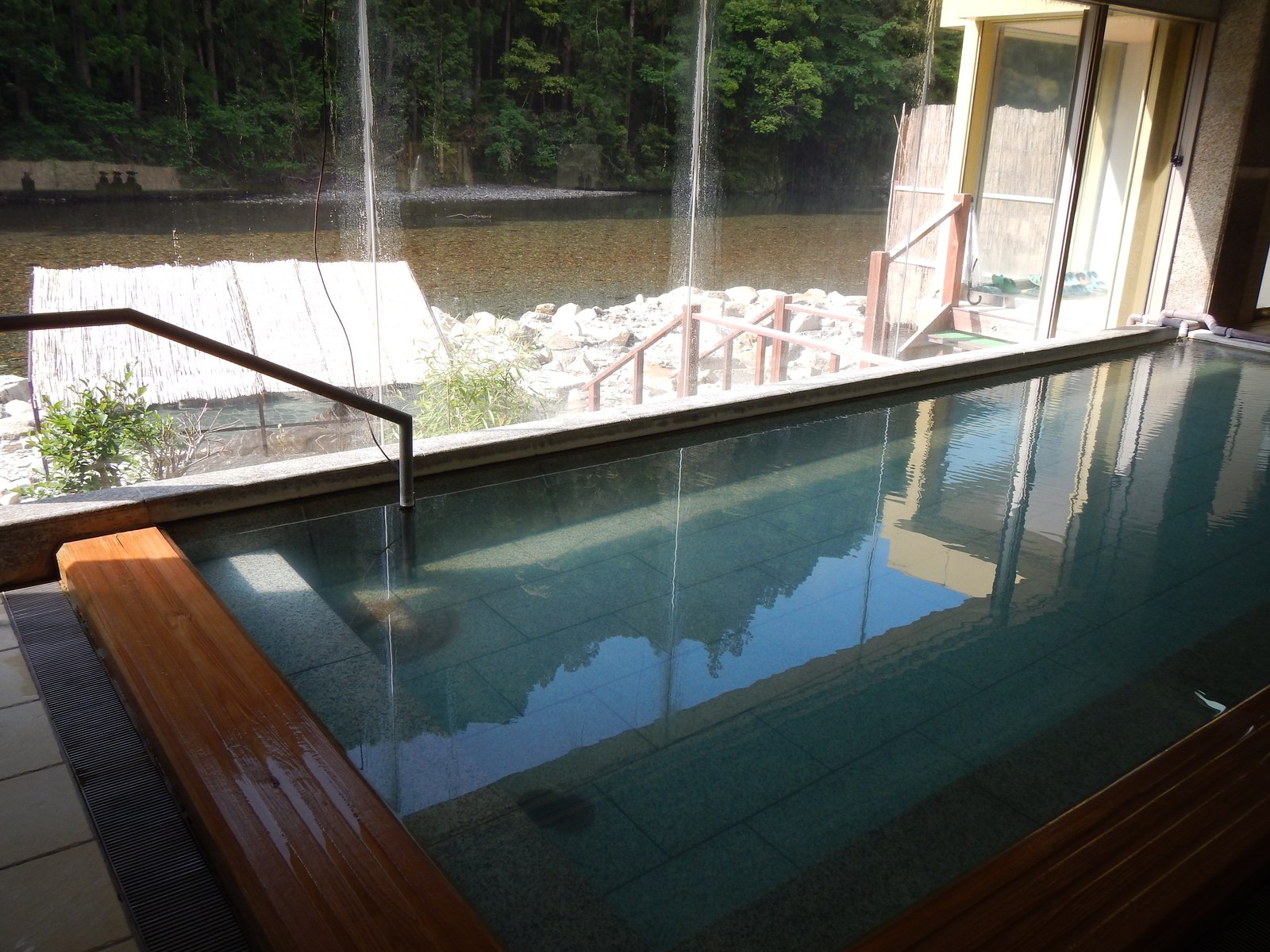 Ảnh minh hoạ — Suối nước nóng lộ thiên Kawa-yu Onsen trên đường