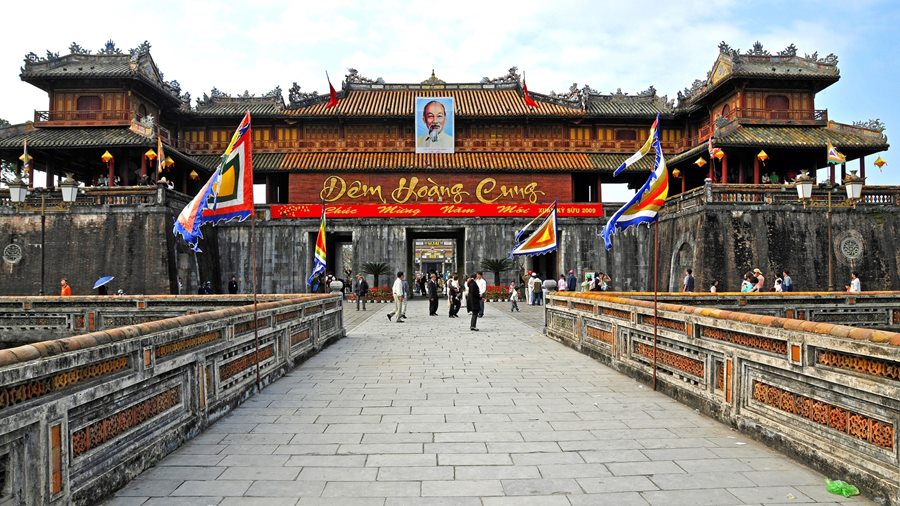 THẦN ĐẠO — trục thẳng xuyên ba lớp thành của Cố đô Huế