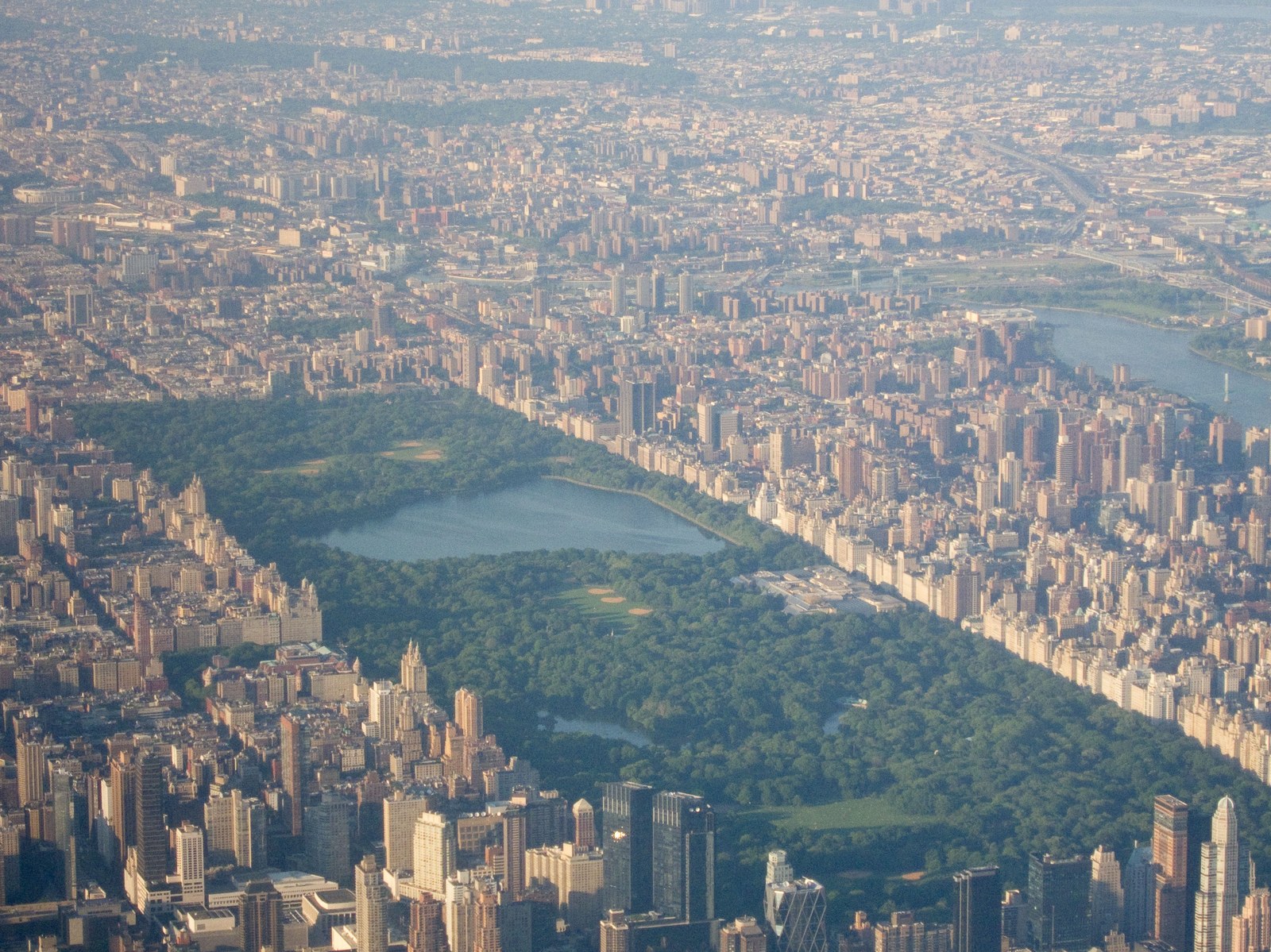 Ảnh chụp từ trên không mảng cây xanh hình chữ nhật của Central Park nằm giữa các toà nhà cao tầng của Manhattan