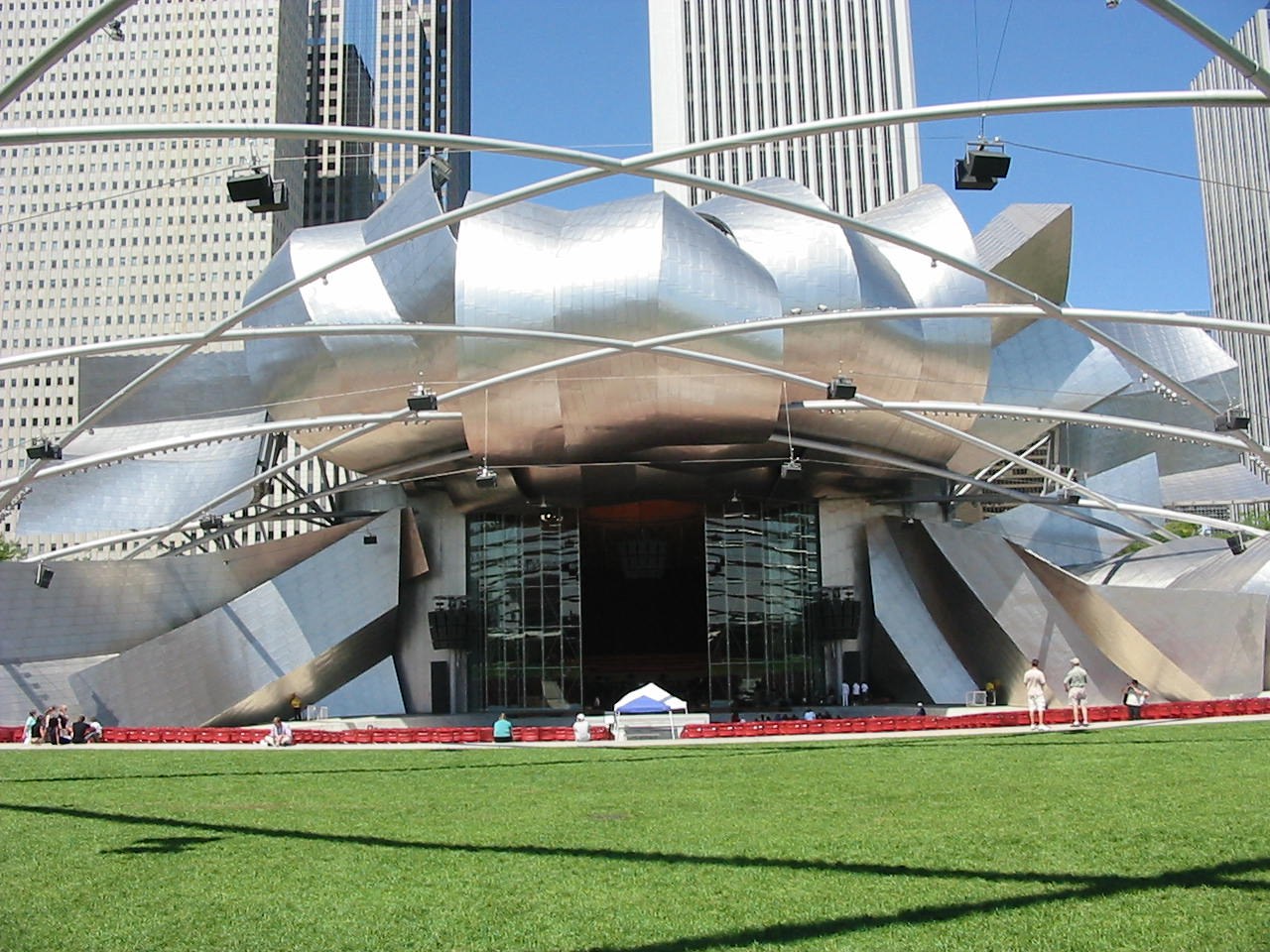Mái thép uốn cong của Jay Pritzker Pavilion nhìn từ bãi cỏ