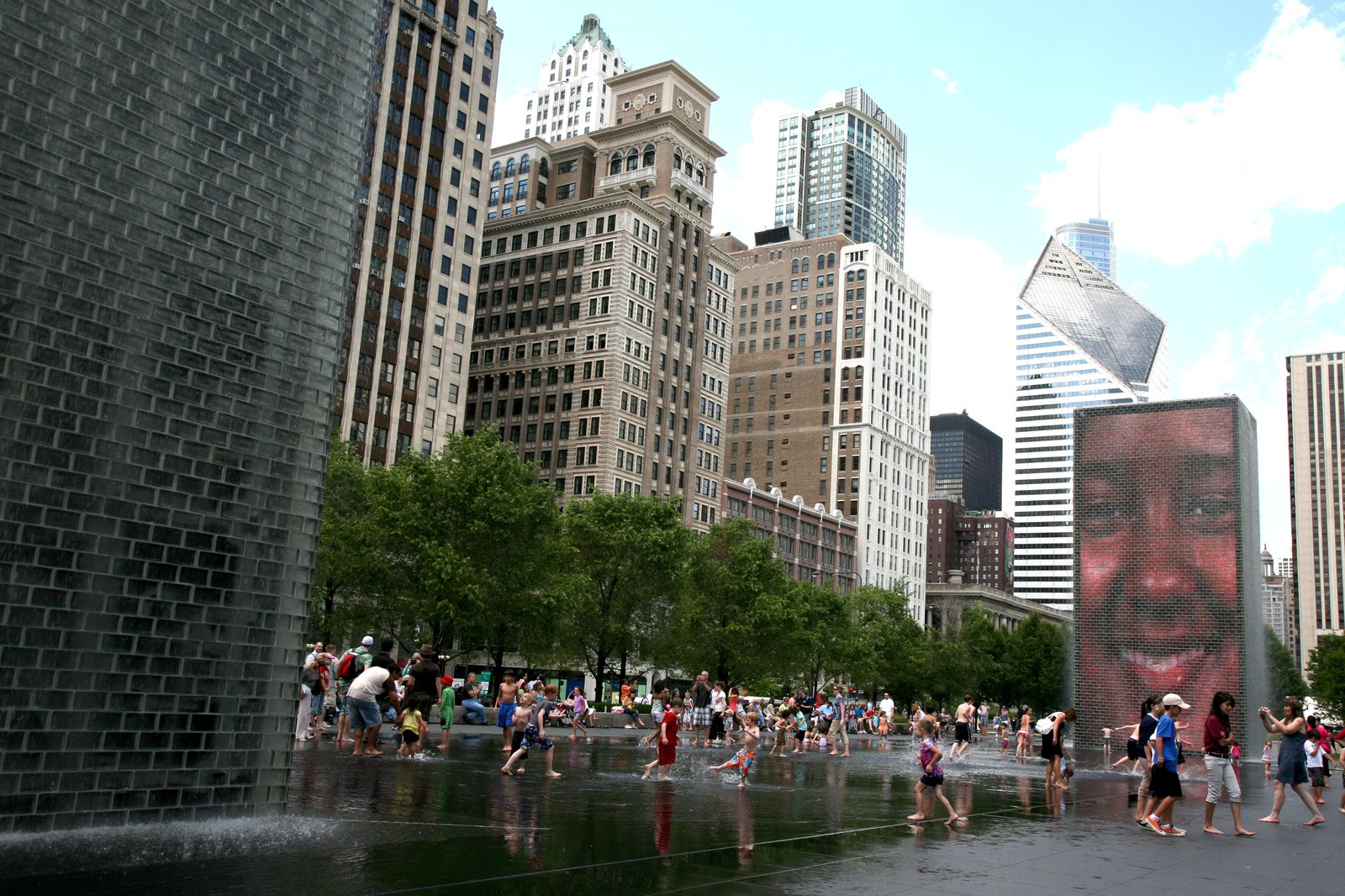 Hai tháp kính LED của Crown Fountain hiển thị khuôn mặt người