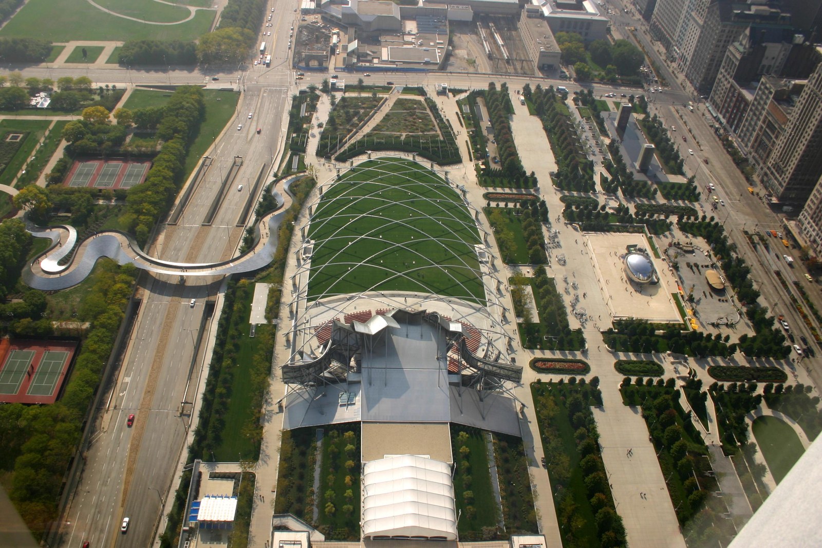 Toàn cảnh Millennium Park nhìn từ trên cao giữa khu Loop, Chicago