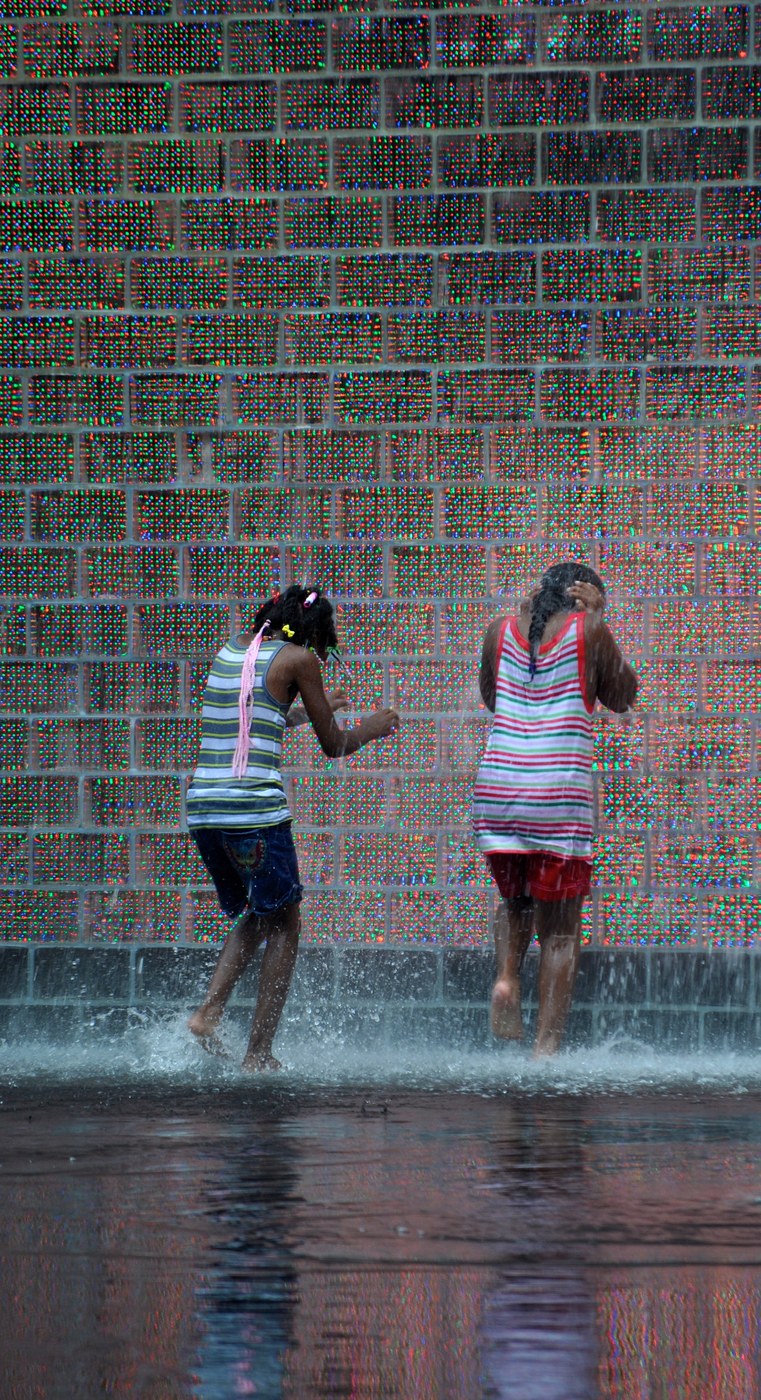 Trẻ em lội trong hồ nước cạn của Crown Fountain