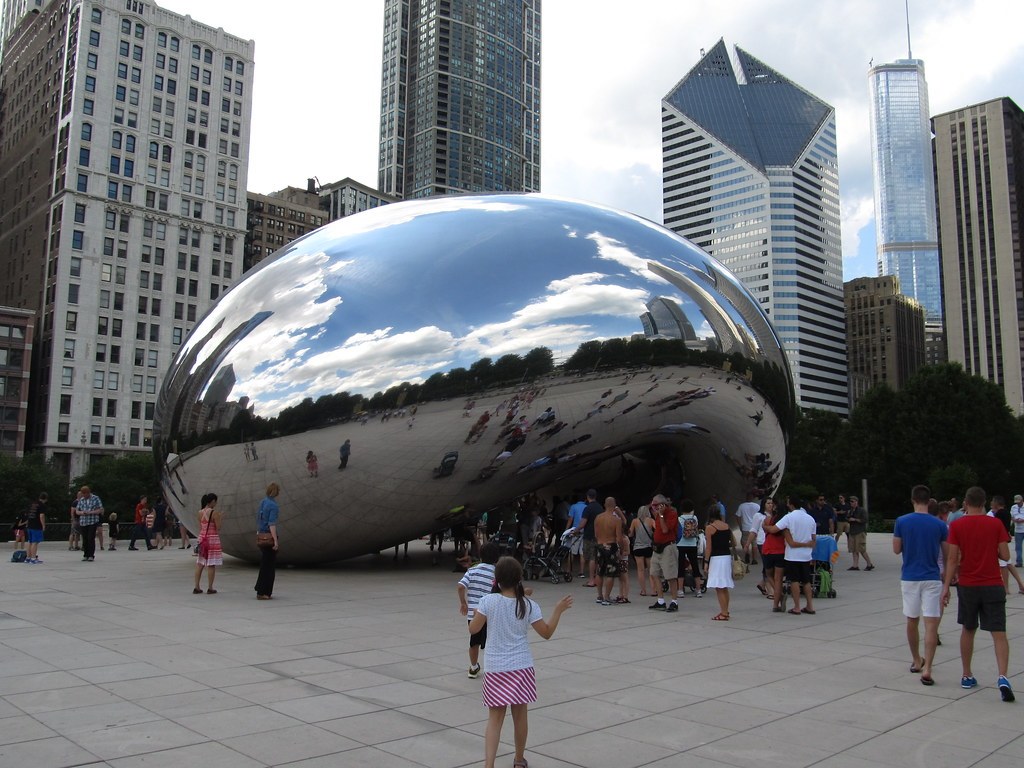 Cloud Gate phản chiếu bầu trời và các toà cao ốc Chicago