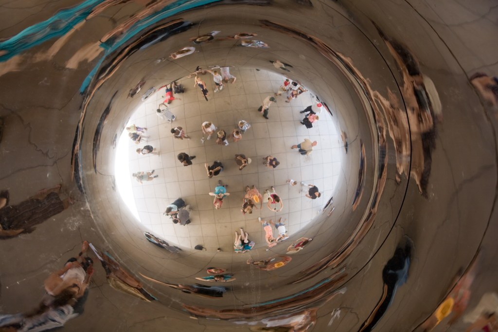 Nhìn từ dưới lên khoang cong bên trong Cloud Gate, phản chiếu xoáy tròn
