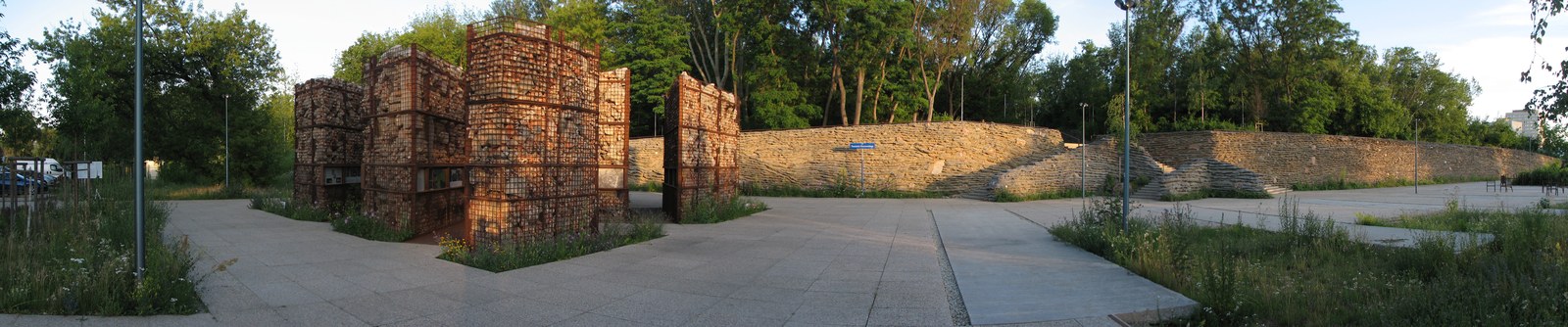 Toàn cảnh panorama gò đất nhân tạo Warsaw Uprising Mound sau cải tạo với lối đi lát gạch quanh sườn gò