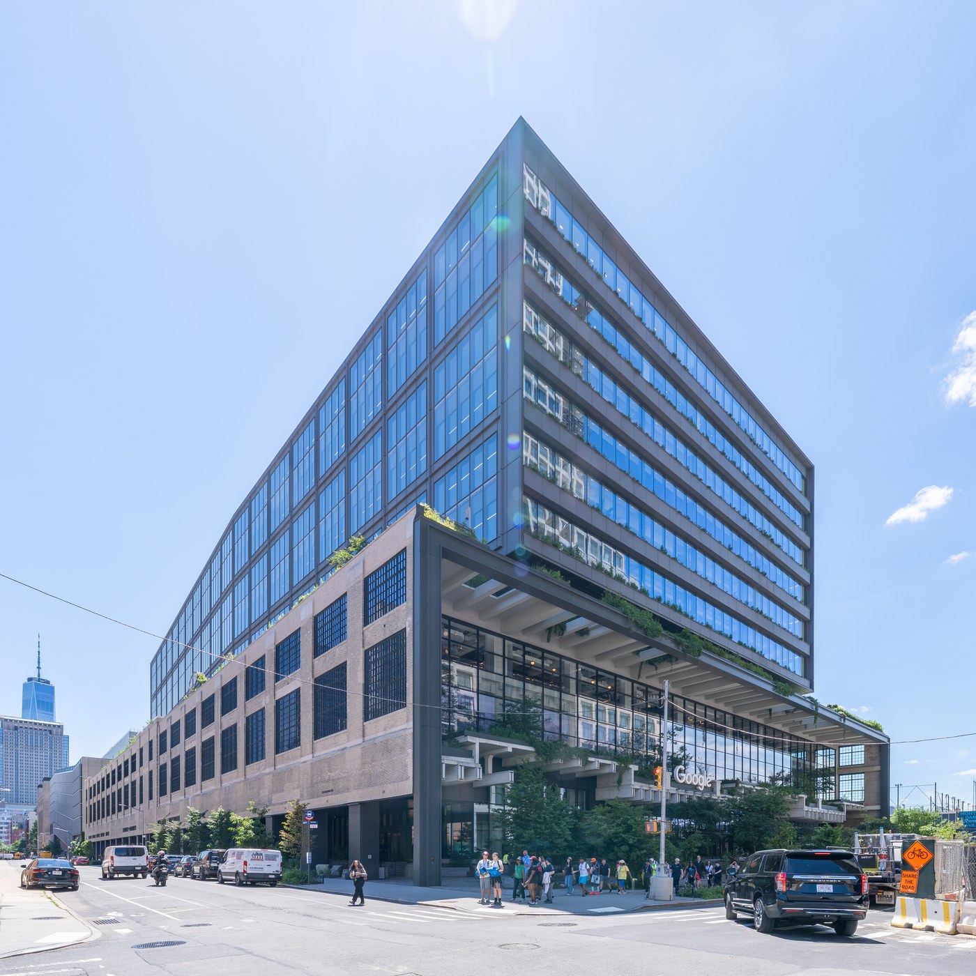Mặt đứng kính của toà văn phòng Google St. John's Terminal nhìn từ góc phố Manhattan