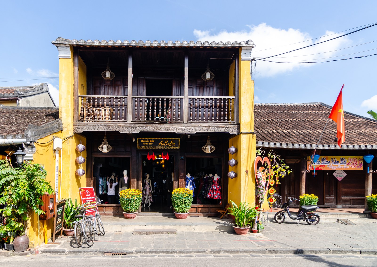 Một dãy phố cổ Hội An yên tĩnh, ít người qua lại, ánh nắng chiếu xuống mặt đường lát đá