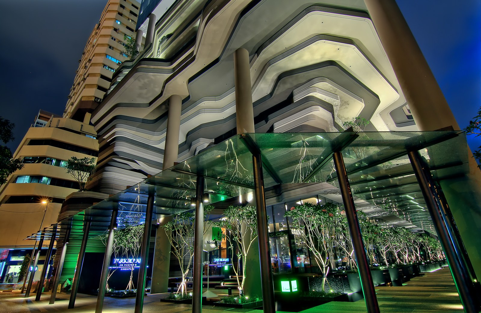 Nhìn từ trên cao xuống thành phố Milan, toà Bosco Verticale nổi bật màu xanh giữa các khối nhà mái ngói đỏ xung quanh