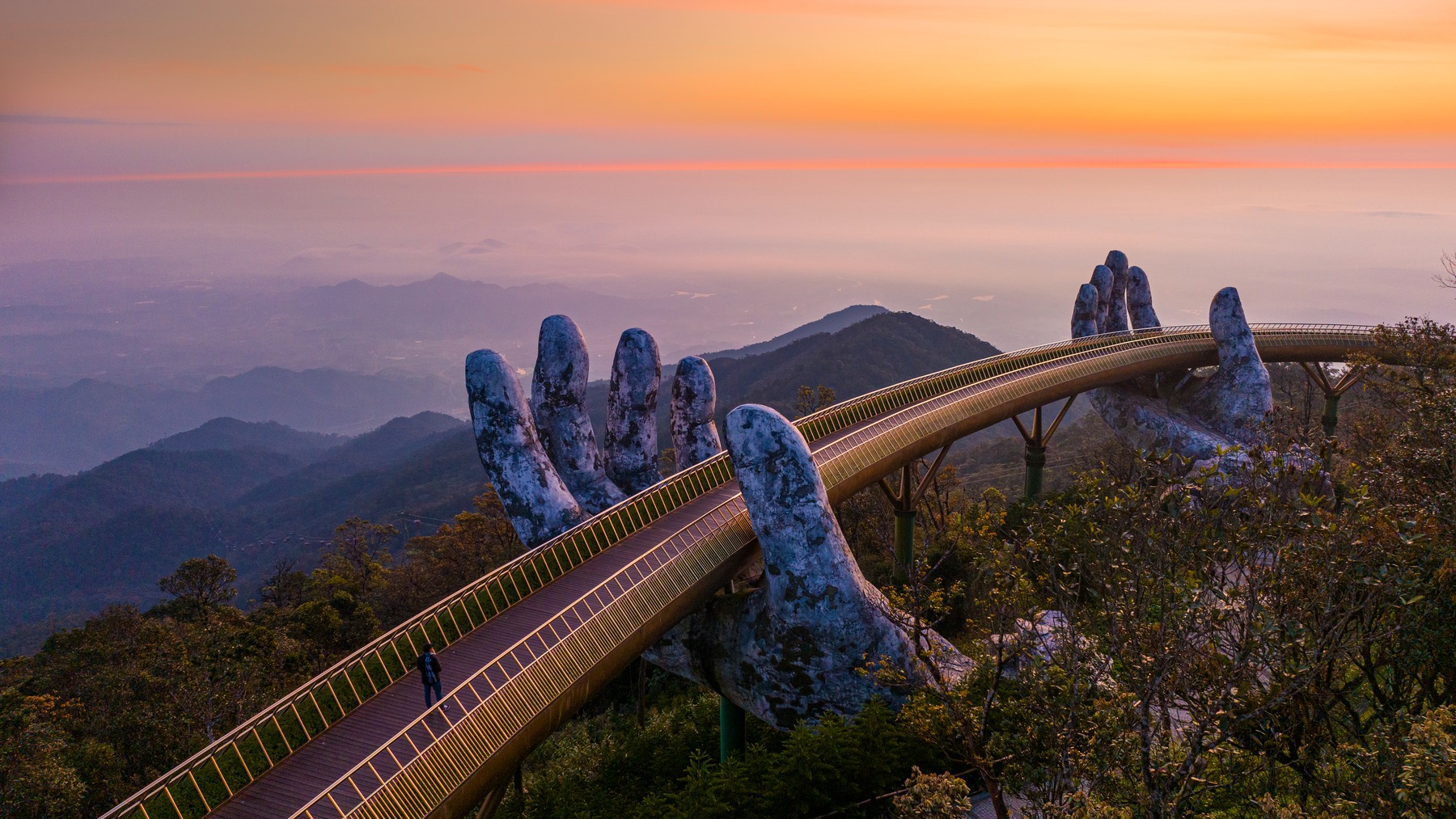 GOLD BRIDGE — Đôi bàn tay đá giữ cả một dải lụa vàng!