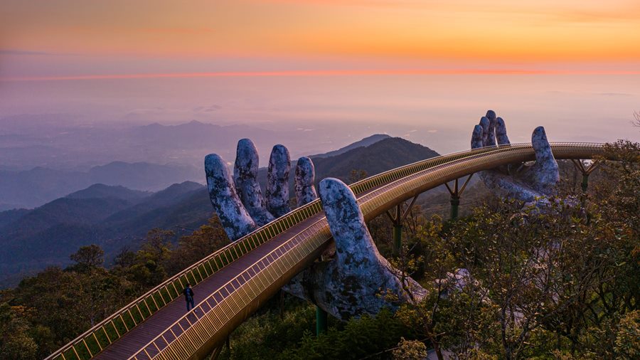 Cầu Vàng Bà Nà dài 150 mét, tựa lên đôi bàn tay đá khổng lồ