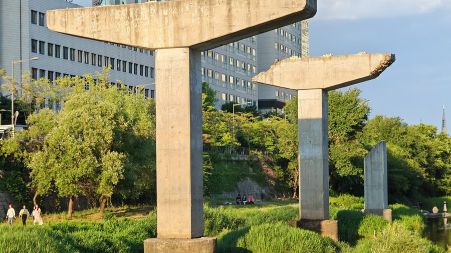 Mikyoung Kim chỉ nhận đúng một đoạn đầu nguồn của kênh Cheonggyecheon, không phải cả tuyến
