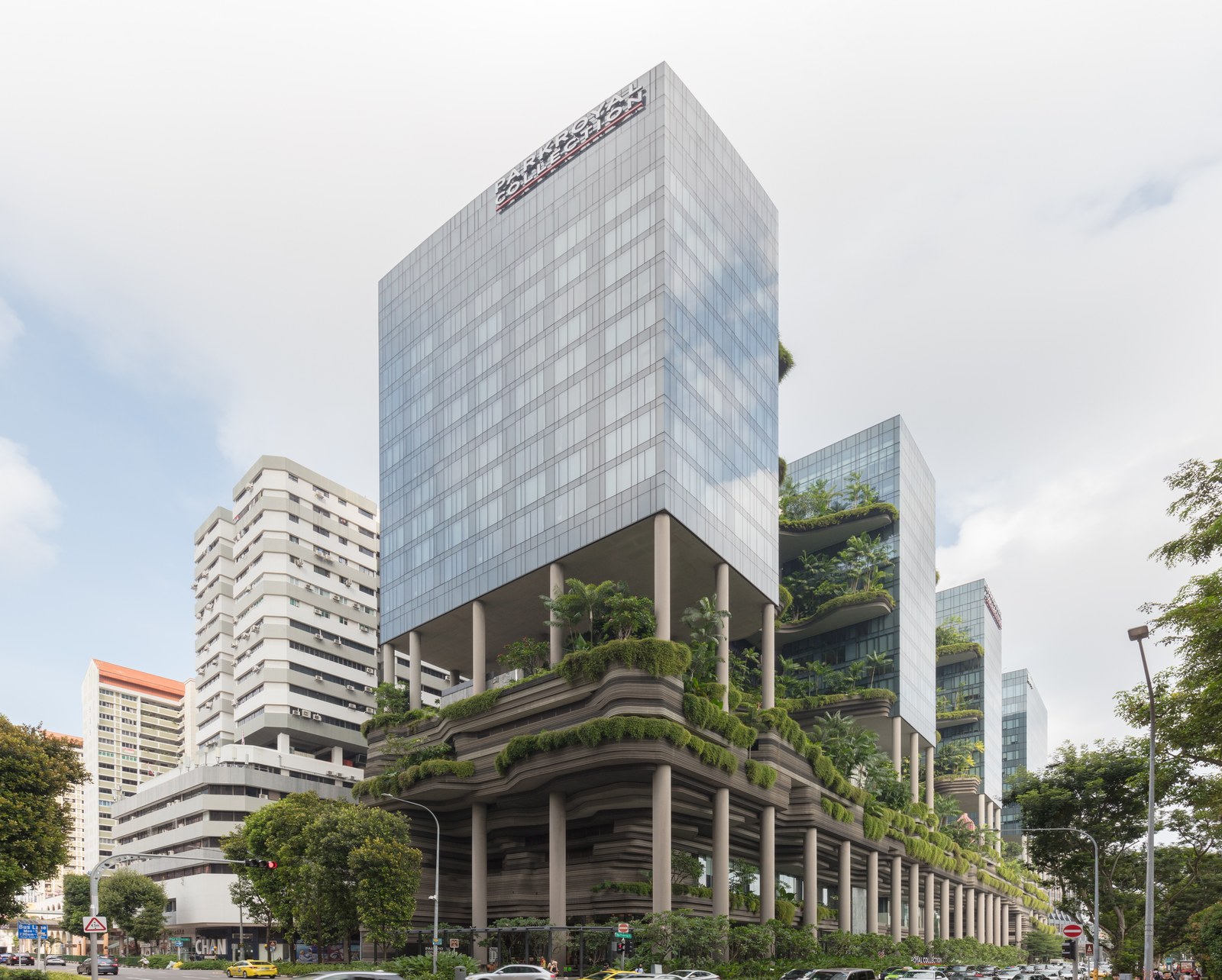Dãy toà nhà cao tầng và bãi cỏ ven đường trong khu trung tâm Singapore