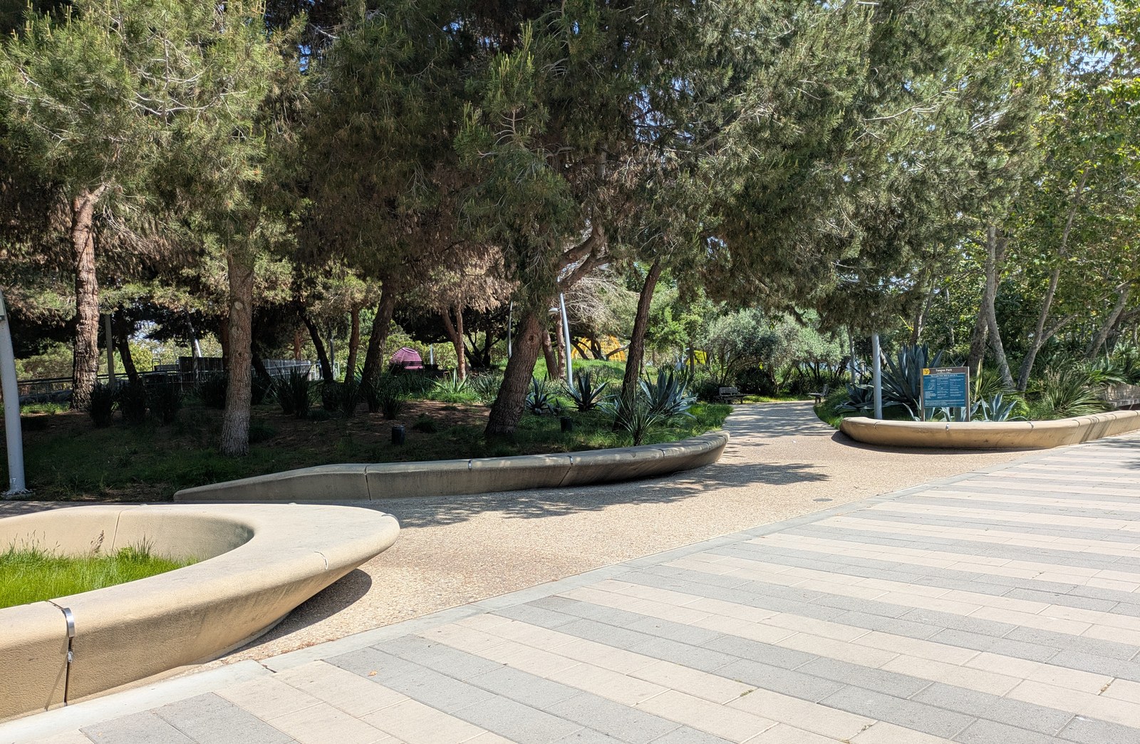 Gò đất landform và ghế cong trong Tongva Park