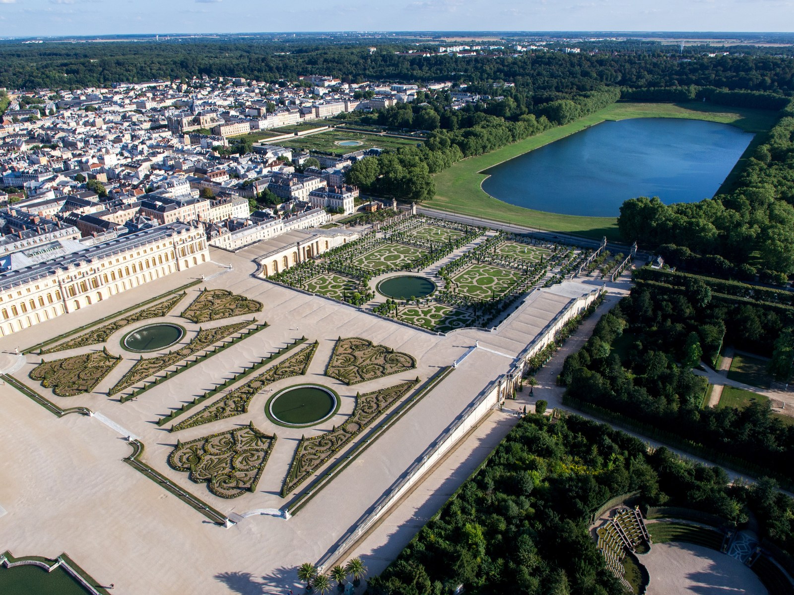 Vườn Versailles nhìn từ trên cao, parterre đối xứng qua trục