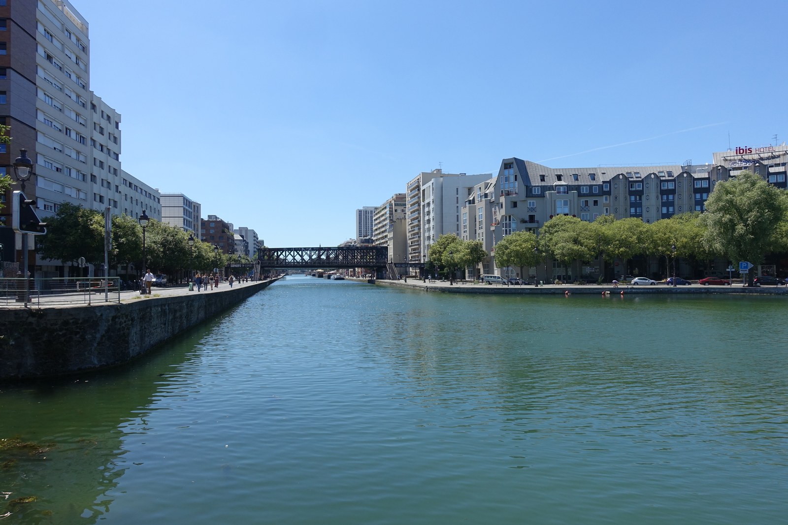 Kênh Canal de l’Ourcq chạy giữa khu phố Paris cạnh công viên
