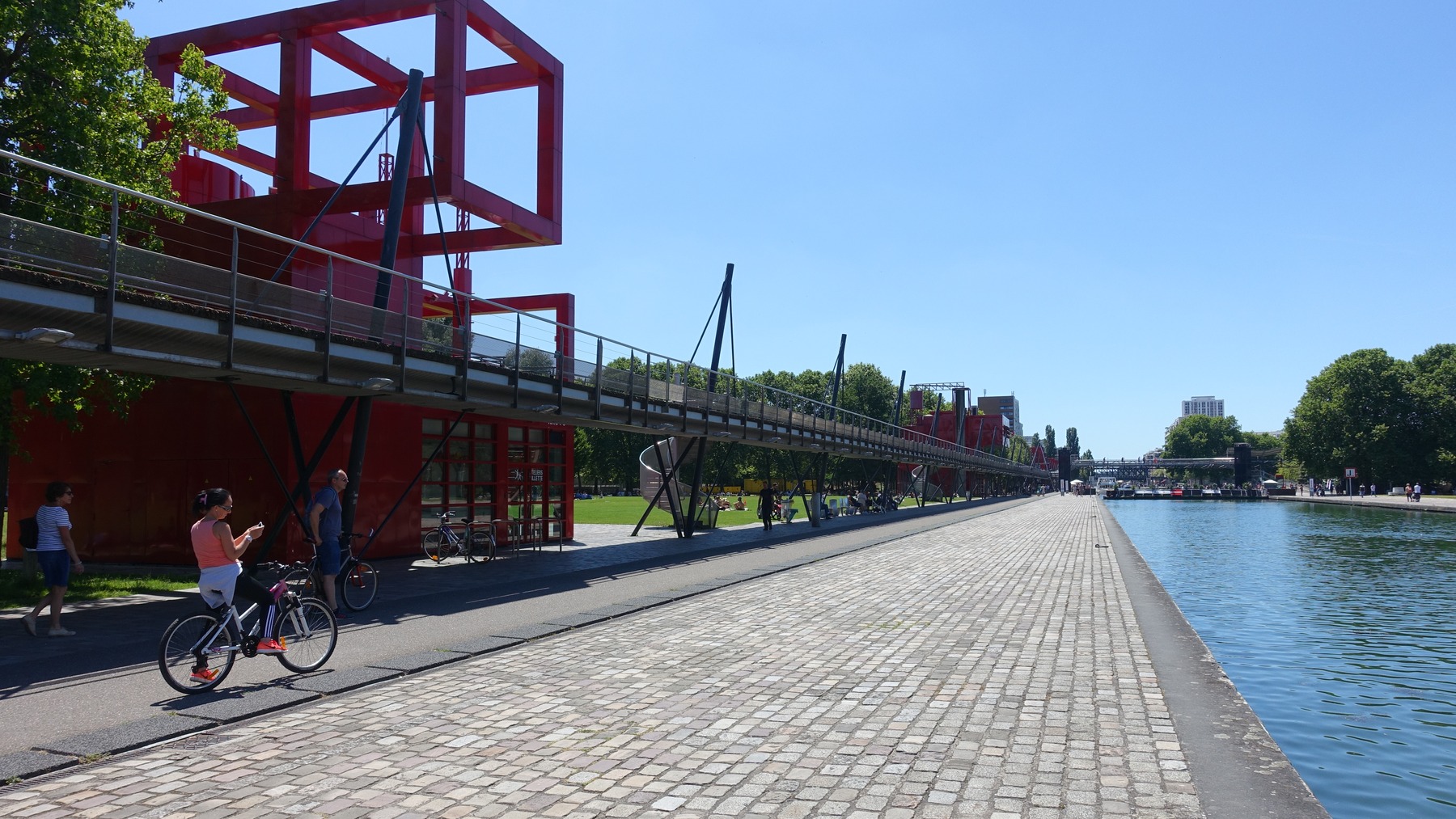 Công viên không có trung tâm — Parc de la Villette dựng bằng lưới điểm đỏ